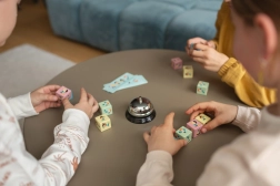 Бързи кубчета – наблюдателна игра за деца