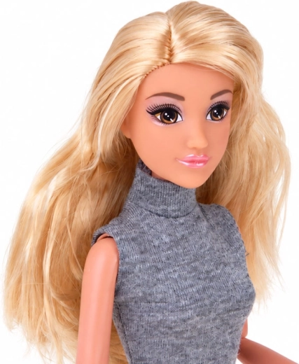 Long blonde hair and detailed appearance
