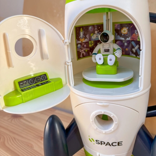 Opening rocket for imaginative play