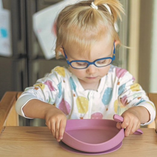 Suction plate for stable feeding