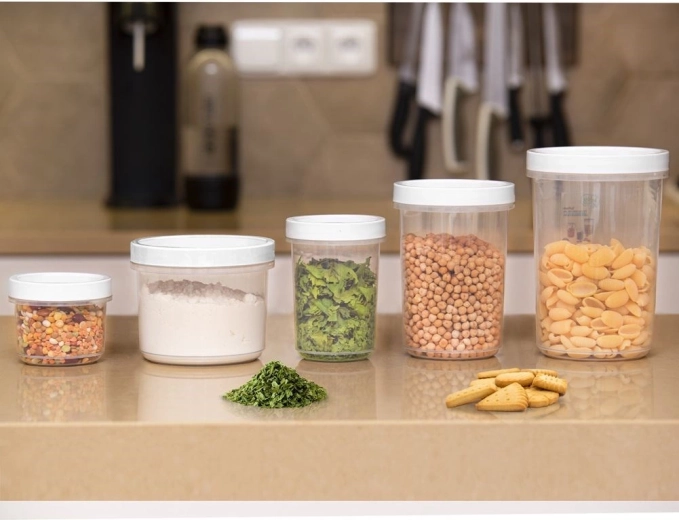 Ред в килера благодарение на възможността за подреждане една върху друга