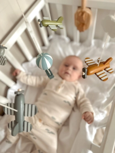 Airplane motif that stimulates vision