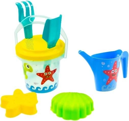 Creative fun with water and sand