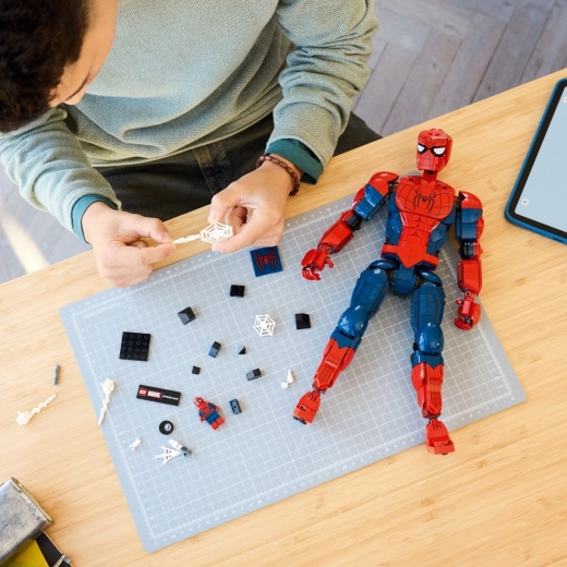 Минифигура, табелка с име и забавно строене в LEGO Builder
