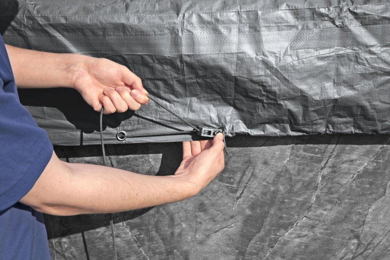 Secure fastening with a drawstring system