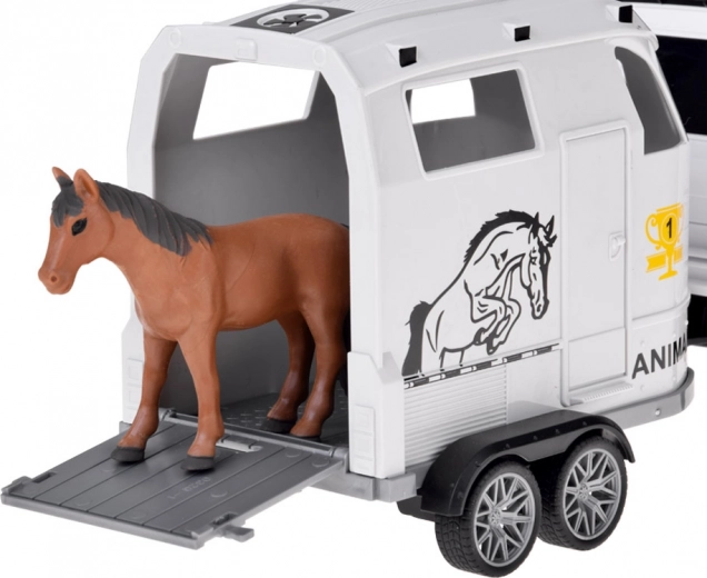 Отваряща се рампа и превоз на коня