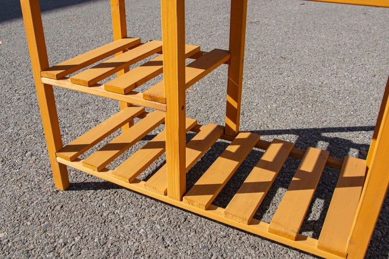 Просторни открити рафтове и куки