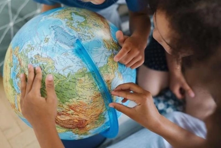 3D релеф и детайлни чешки надписи