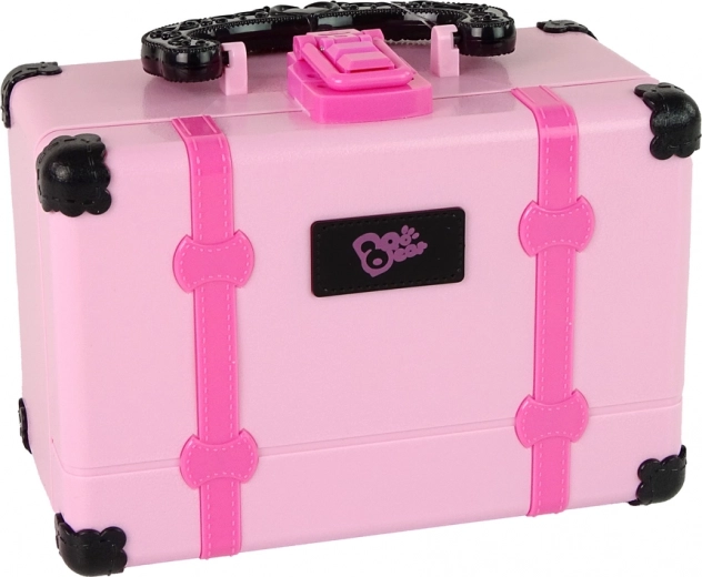 Всичко подредено в розово куфарче с огледалце