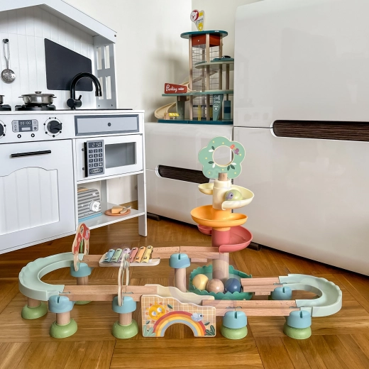 Marble run full of movement