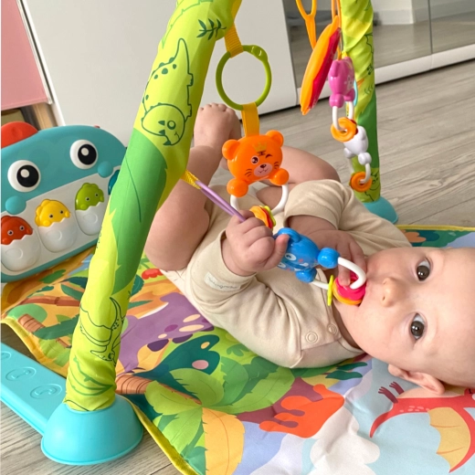 Арка с висящи играчки за активна игра
