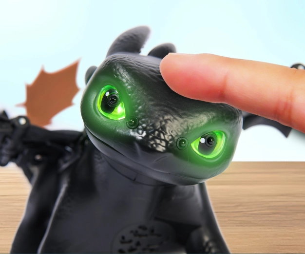 Светещи очи и плазмена атака