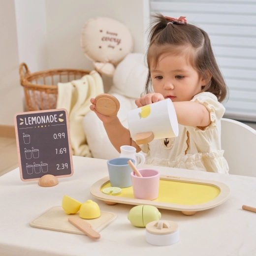 Игра на кафене в пастелни цветове
