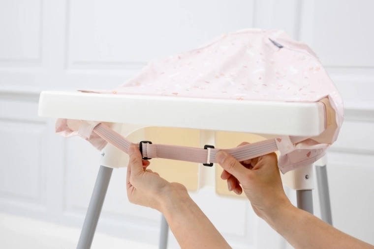 Integrated strap for attaching to the chair tray