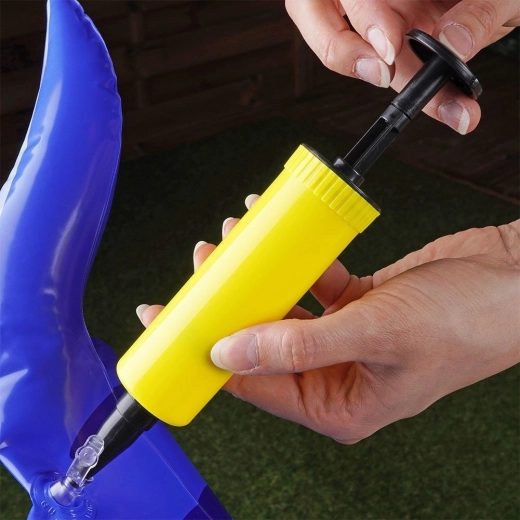 Quick inflation thanks to the included hand pump