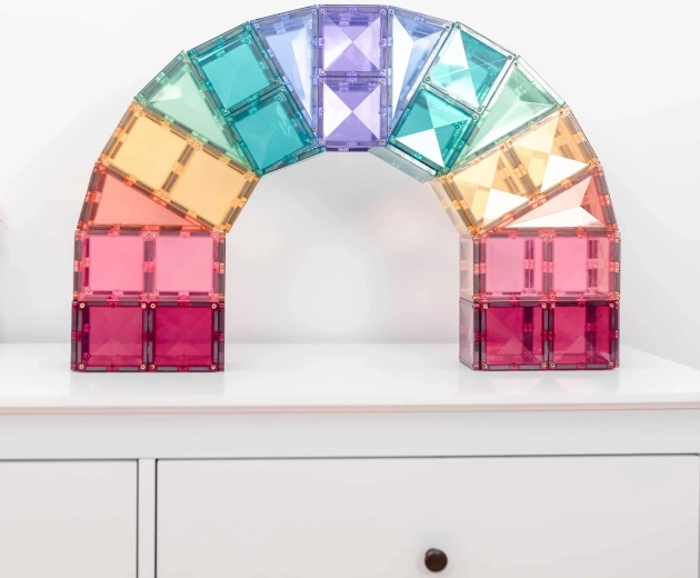 Пастелни цветове и прозрачен дизайн