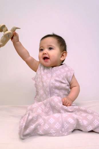 Practical diaper changes thanks to the unzippered bottom section