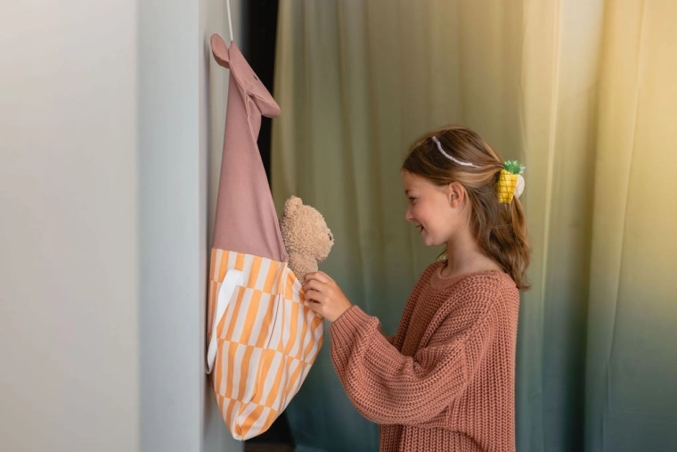 Easy hanging thanks to adjustable cords