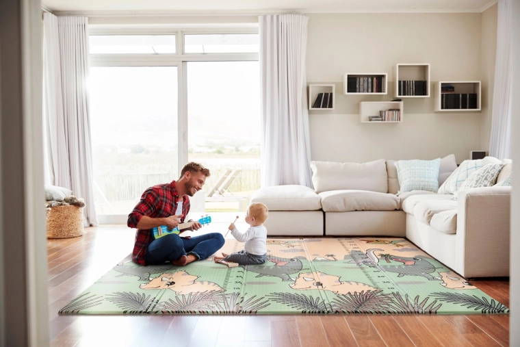 Просторна игрова площ у дома и в дневната