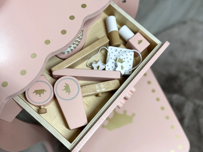 Accessories for playing stylist
