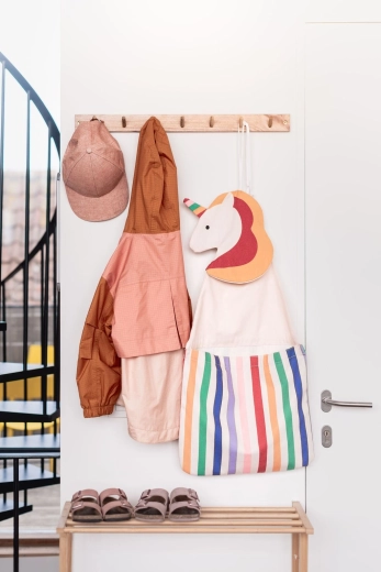 Easy hanging thanks to adjustable cords