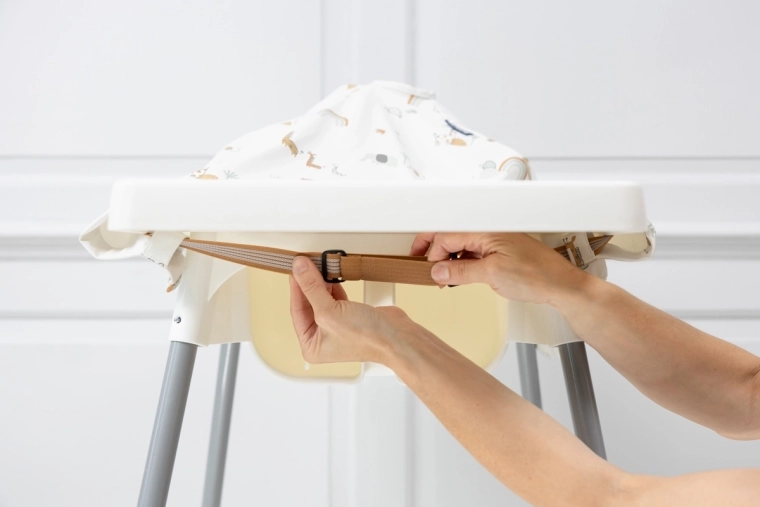 Integrated strap to the highchair tray