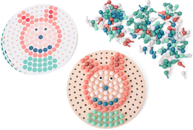 217 colorful pegs for creative play