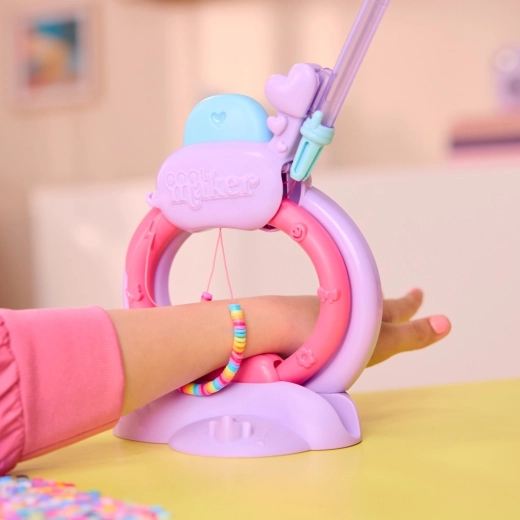 Studio base that connects the bracelet for you