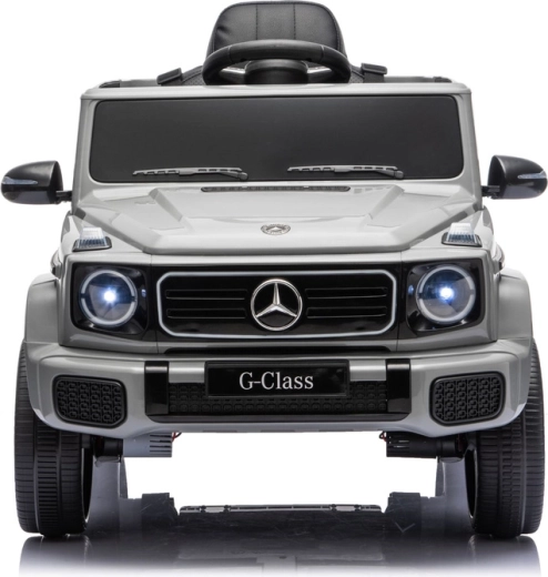 Realistic lights and distinctive front grille