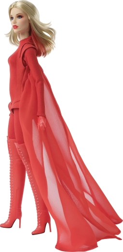 Иконичен червен тоалет с наметало