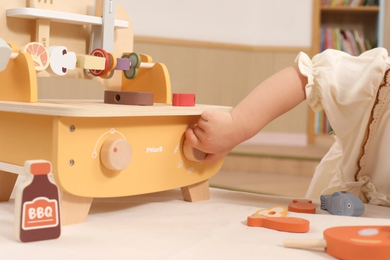 Rotating spit and movable knobs