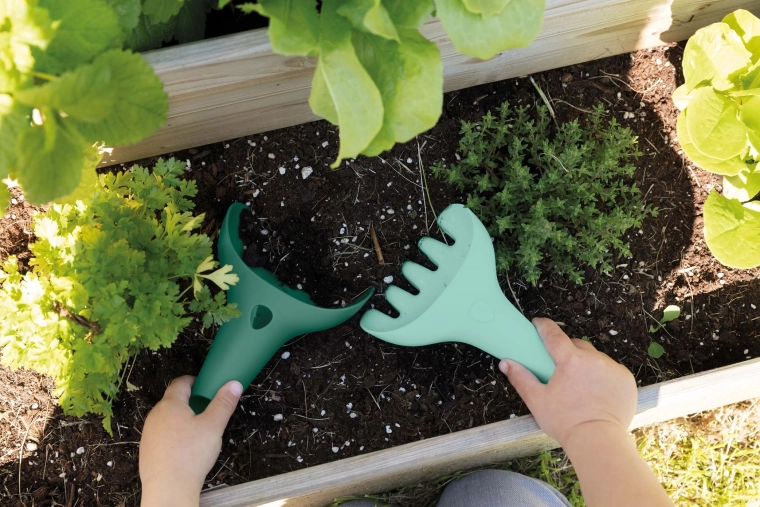 Quut garden set for little gardeners with watering can, shovel, rake and ball – green