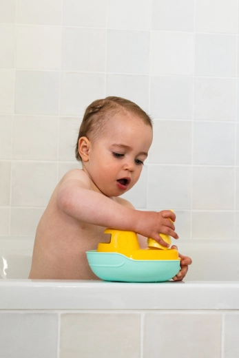 Floating boat for the bathtub and outdoor water play