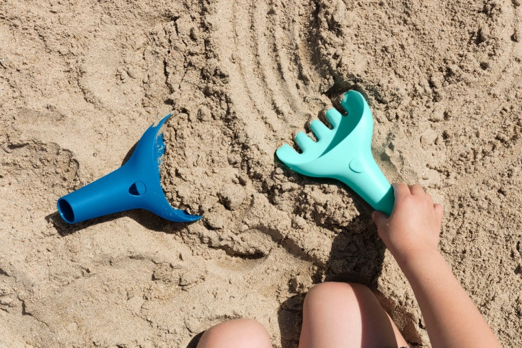 Shovel and rake for versatile play
