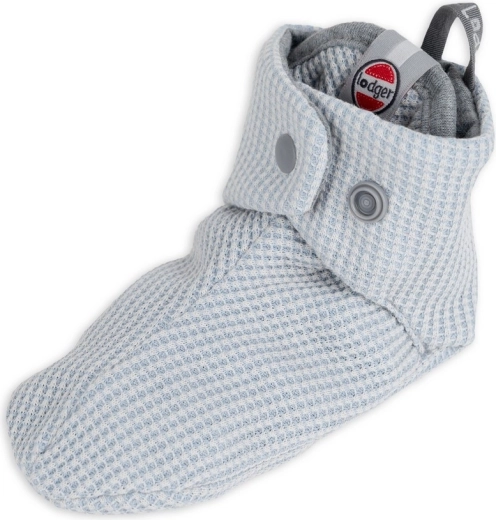 Snap-button fastening for easy putting on