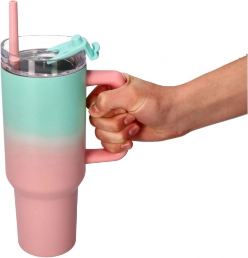 Comfortable drinking with straw and lid