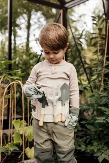 Wooden handles and child-friendly size
