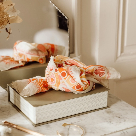 Лек шал с елегантен мотив