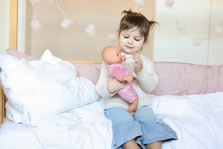 Realistic effect – closes her eyes when laid down
