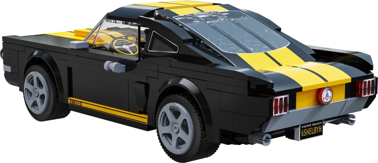 Отварящ се капак и детайли на V8 двигателя