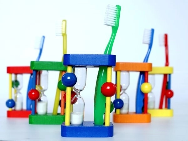 Toothbrush Holder with Hourglass Timer HESS