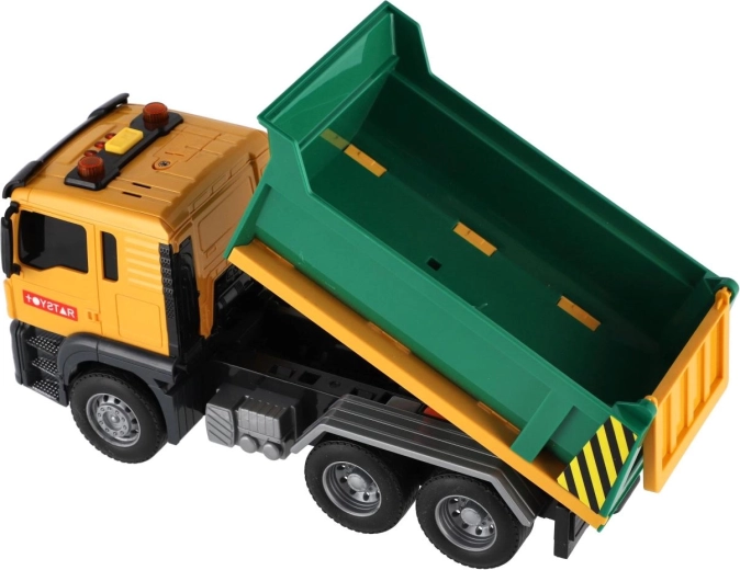 Tipping dump bed for unloading cargo