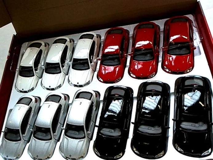 Метална количка BMW X6 1:38 с pull-back механизъм и отварящи се врати