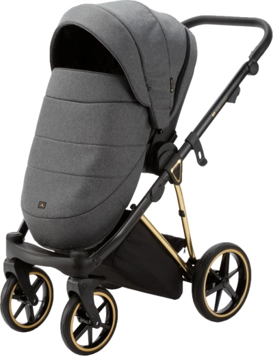 Ventilated carrycot for comfort in any weather