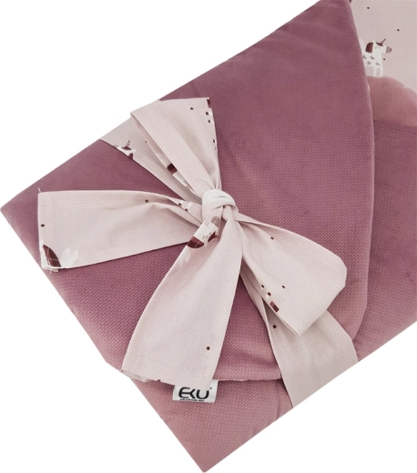 Practical swaddling thanks to hook-and-loop and bow