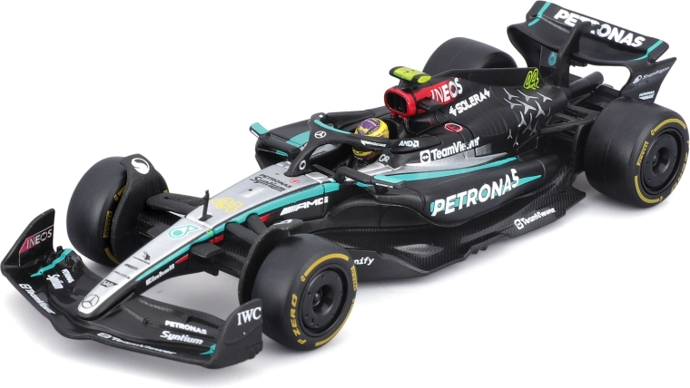 Модел Bburago F1 Mercedes-AMG F1 W15 1:43 с пилот във витрина