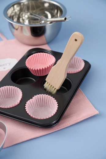 Fun play with cupcakes and cutting out