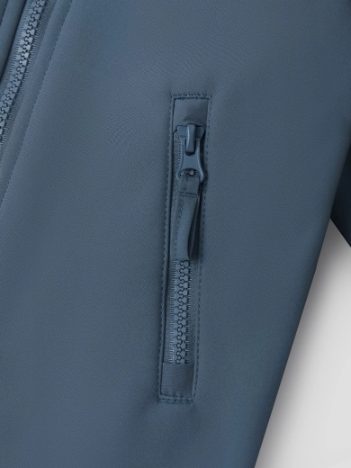 Practical details for everyday wear