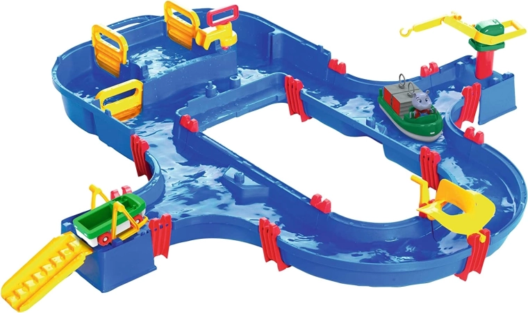 Water lock with gates and pump