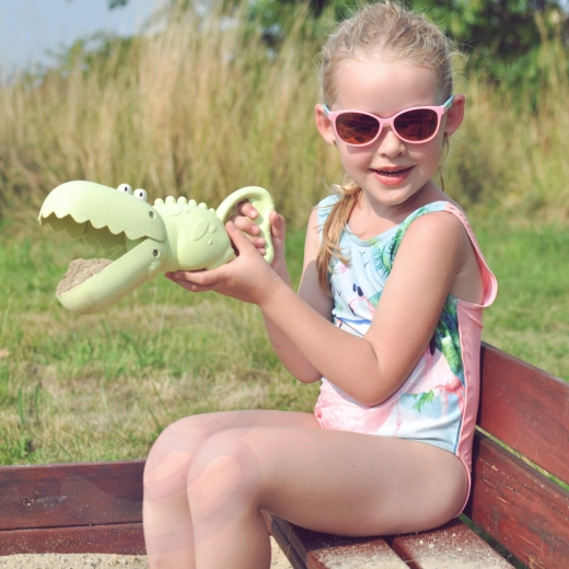 Забава в пясъка и край водата